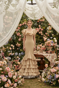 Traje de Flamenca EW5 | Vestido Flamenco con Gran Volante y 5 Volantes en Falda Beige