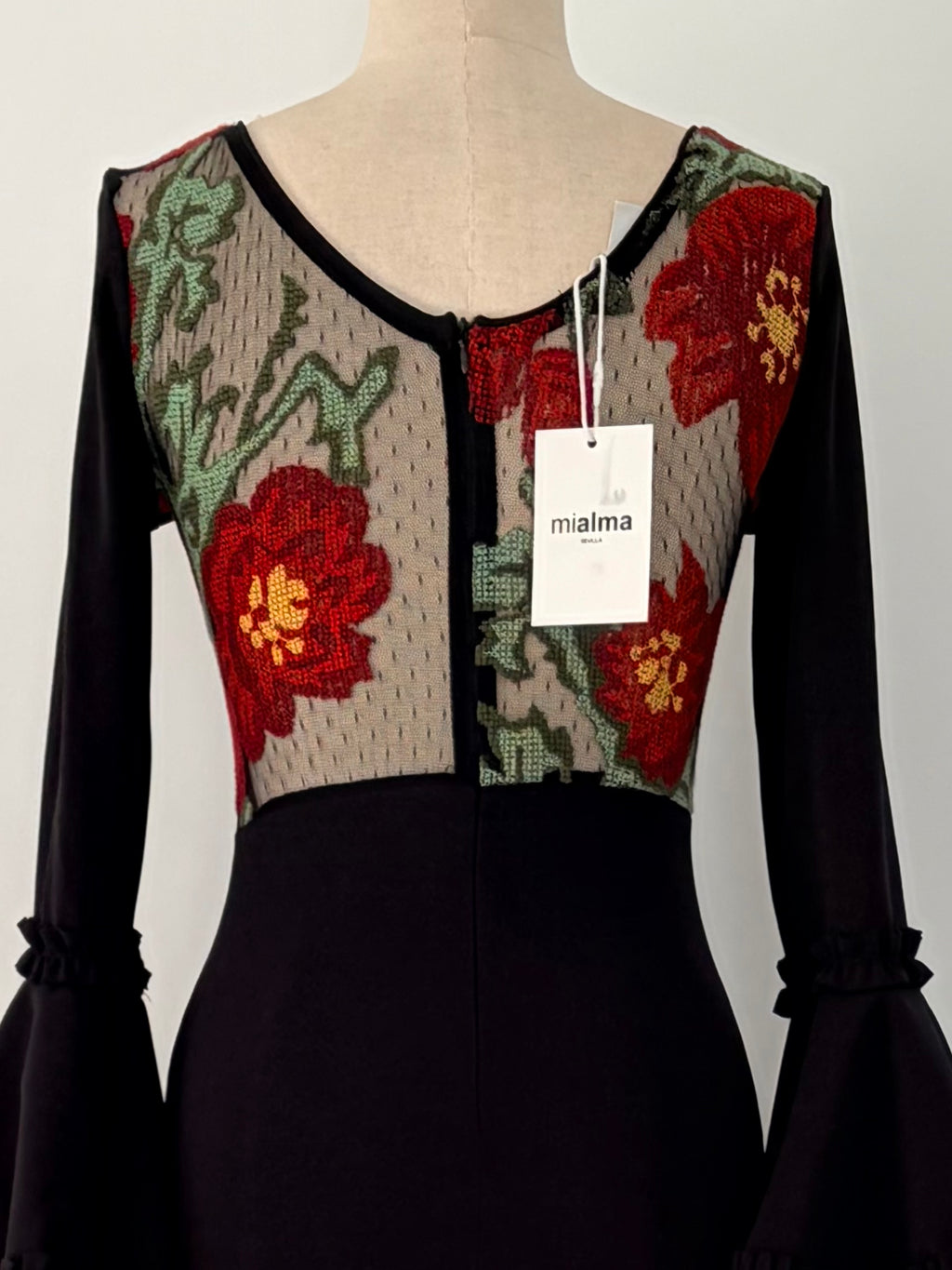 Traje de Flamenca EW7 | Vestido Flamenco con Encaje y Volantes Negro y Rojo