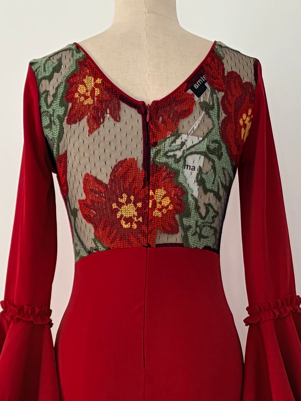 Traje de Flamenca EW7 | Vestido Flamenco con Encaje y Volantes Negro y Rojo